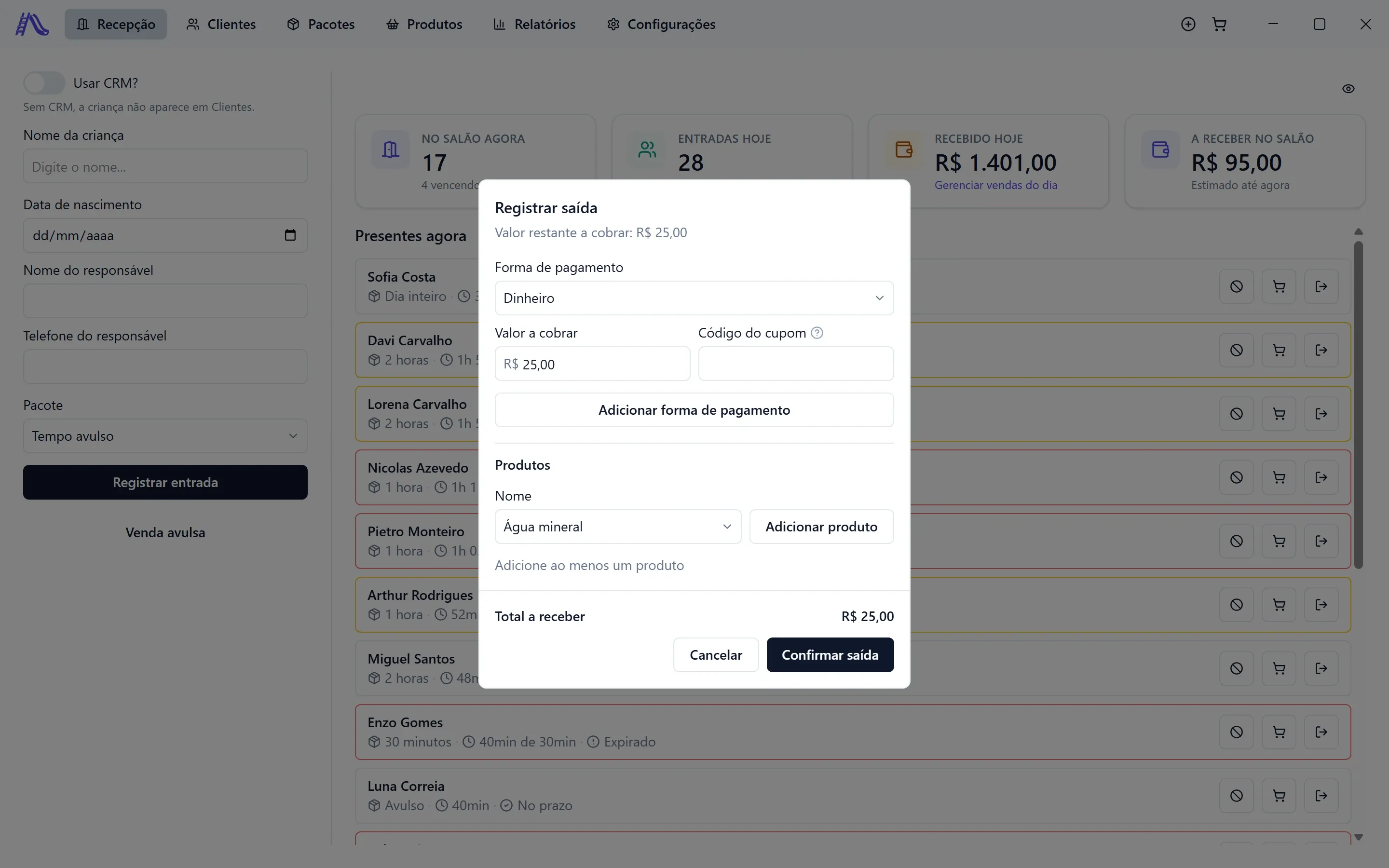 Saída de uma criança em tempo avulso: uma linha só, em dinheiro, com Valor a cobrar de R$ 25,00, a parte Produtos para incluir itens e Total a receber de R$ 25,00