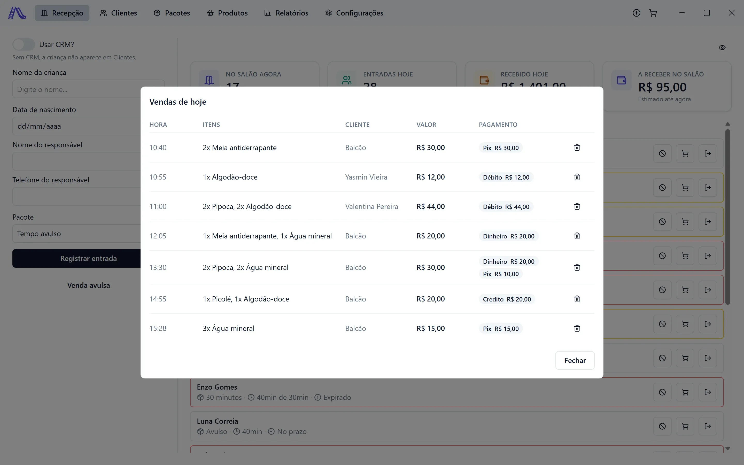 Janela Vendas de hoje com sete vendas: hora, itens, cliente (o nome da criança ou Balcão), valor, forma de pagamento e a lixeira em cada linha; uma venda de R$ 30,00 paga em dinheiro e Pix