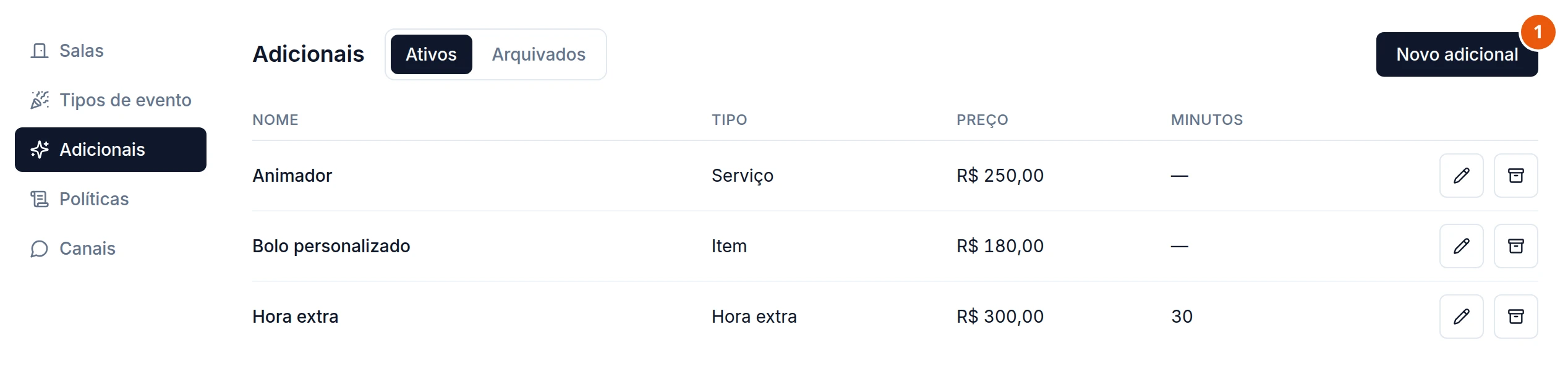 Eventos, aba Cadastros, seção Adicionais na aba Ativos: Animador, Serviço, R$ 250,00; Bolo personalizado, Item, R$ 180,00; Hora extra, Hora extra, R$ 300,00, 30 minutos. Cada linha tem o lápis e a caixa de arquivar; no alto à direita, Novo adicional.