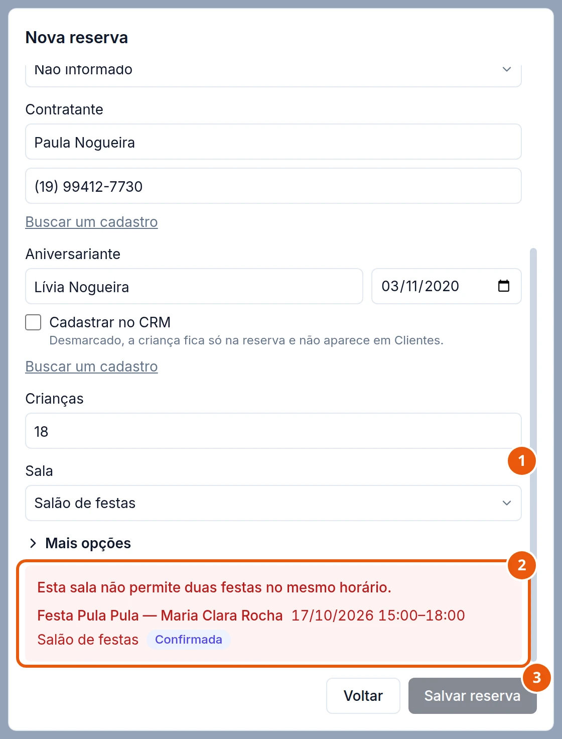 A mesma janela, agora como Confirmada para 17/10/2026, rolada até o fim: Crianças 18, Sala Salão de festas, Mais opções fechado e, em vermelho, Esta sala não permite duas festas no mesmo horário., com a festa Festa Pula Pula — Maria Clara Rocha, 17/10/2026 15:00–18:00, Salão de festas, Confirmada. O botão Salvar reserva está apagado.