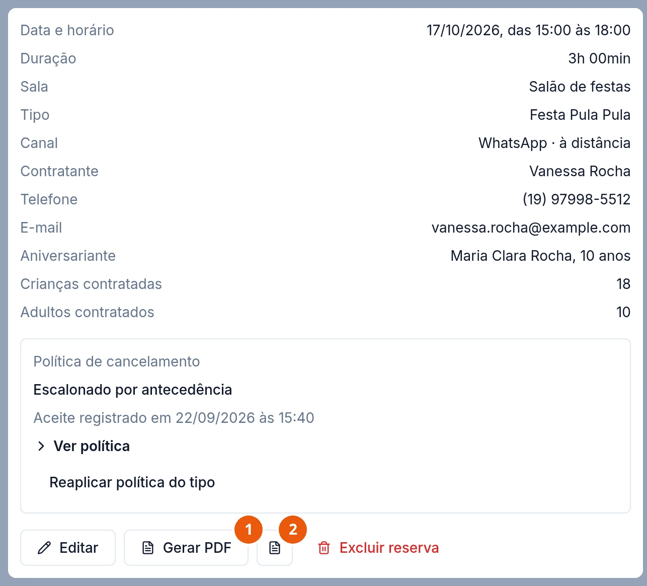 Fim do Resumo da festa da Maria Clara Rocha, em 17/10/2026, das 15:00 às 18:00, no Salão de festas, pelo canal WhatsApp · à distância, com a contratante Vanessa Rocha, o telefone e o e-mail, 18 crianças e 10 adultos, e o quadro Política de cancelamento, Escalonado por antecedência, Aceite registrado em 22/09/2026 às 15:40. Embaixo, os botões Editar, Gerar PDF, o ícone de folha da ficha interna e, em vermelho, Excluir reserva.