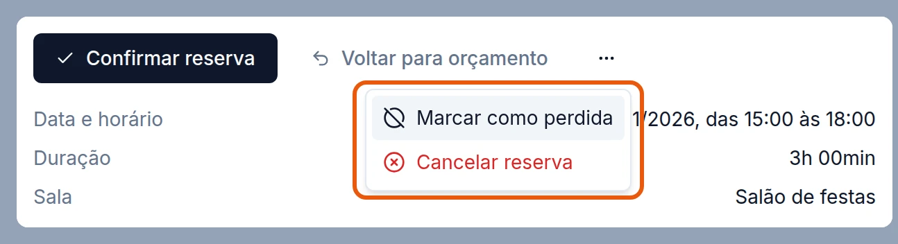 O menu do ⋯ aberto, abaixo de Confirmar reserva e Voltar para orçamento, com Marcar como perdida e, em vermelho, Cancelar reserva.