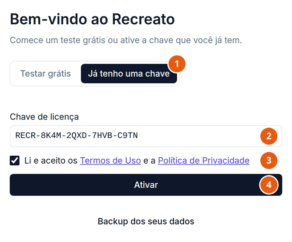 Tela Bem-vindo ao Recreato, aba Já tenho uma chave: o campo Chave de licença com uma chave de exemplo, RECR-8K4M-2QXD-7HVB-C9TN, a caixa marcada Li e aceito os Termos de Uso e a Política de Privacidade, com os dois nomes em link, e o botão Ativar.