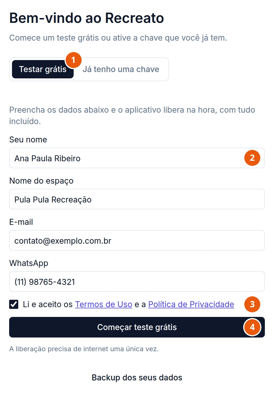 Tela Bem-vindo ao Recreato, aba Testar grátis: Seu nome Ana Paula Ribeiro, Nome do espaço Pula Pula Recreação, E-mail contato@exemplo.com.br, WhatsApp (11) 98765-4321, a caixa marcada Li e aceito os Termos de Uso e a Política de Privacidade, com os dois nomes em link, o botão Começar teste grátis e, embaixo, A liberação precisa de internet uma única vez.