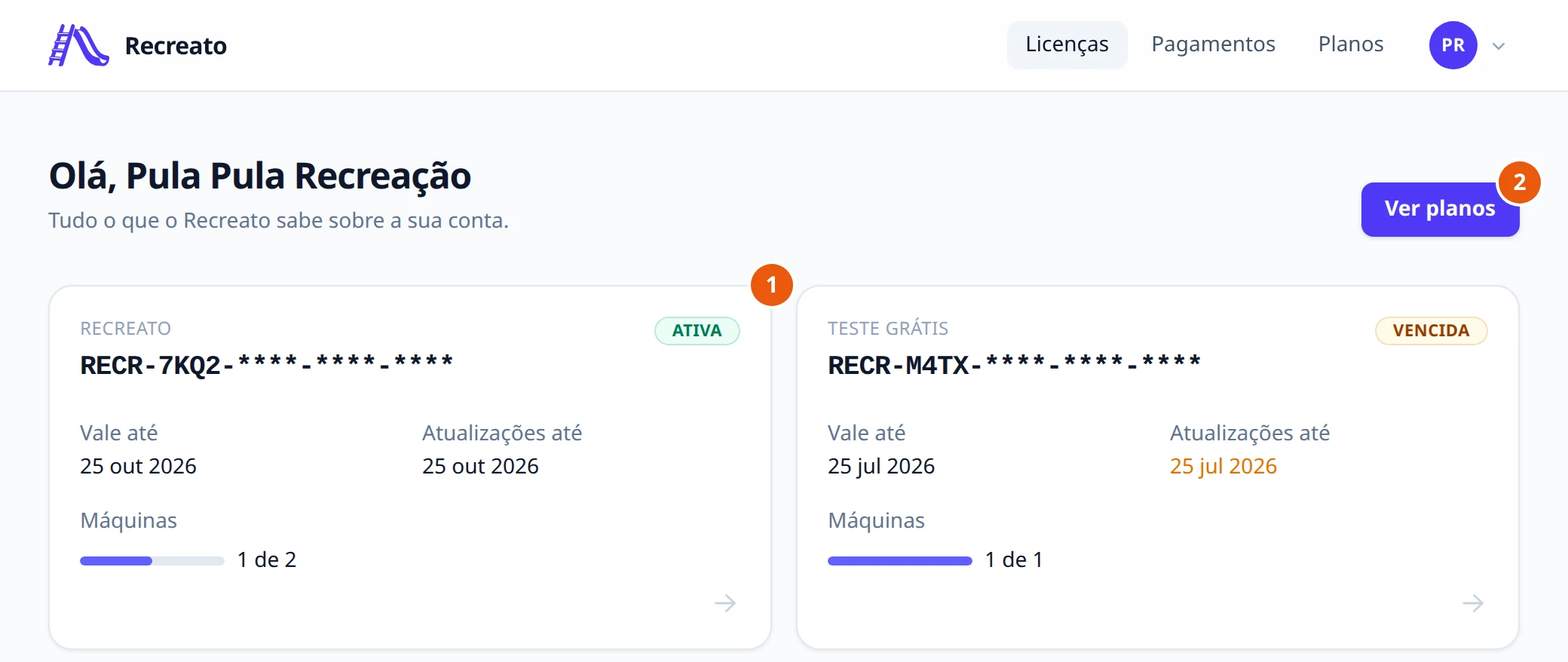 Página inicial do portal: no alto, o logo do Recreato e os menus Licenças, Pagamentos e Planos, com as iniciais PR. Embaixo, Olá, Pula Pula Recreação, o botão Ver planos e dois cartões de licença. O primeiro, Recreato, chave RECR-7KQ2 e o resto em asteriscos, Ativa, Vale até 25 out 2026, Atualizações até 25 out 2026, Máquinas 1 de 2. O segundo, Teste grátis, chave RECR-M4TX, Vencida, Vale até 25 jul 2026, Atualizações até 25 jul 2026 em laranja, Máquinas 1 de 1.