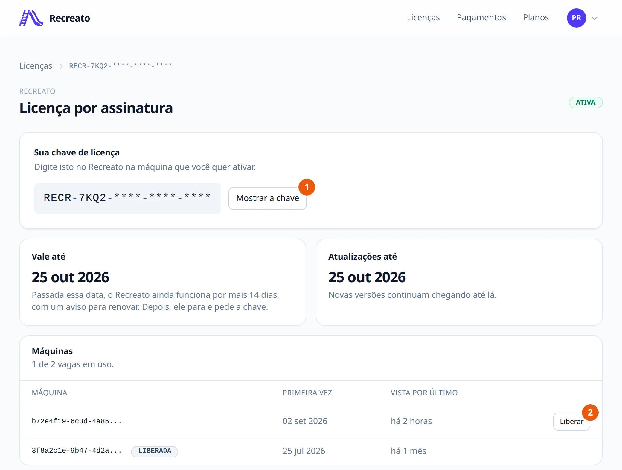 Página da licença no portal: Licenças > RECR-7KQ2, Recreato, Licença por assinatura, Ativa. O quadro Sua chave de licença mostra a chave em asteriscos e o botão Mostrar a chave. Vale até 25 out 2026, com o texto Passada essa data, o Recreato ainda funciona por mais 14 dias, com um aviso para renovar. Depois, ele para e pede a chave. Atualizações até 25 out 2026. Máquinas, 1 de 2 vagas em uso: uma máquina vista há 2 horas, com o botão Liberar, e outra marcada Liberada.