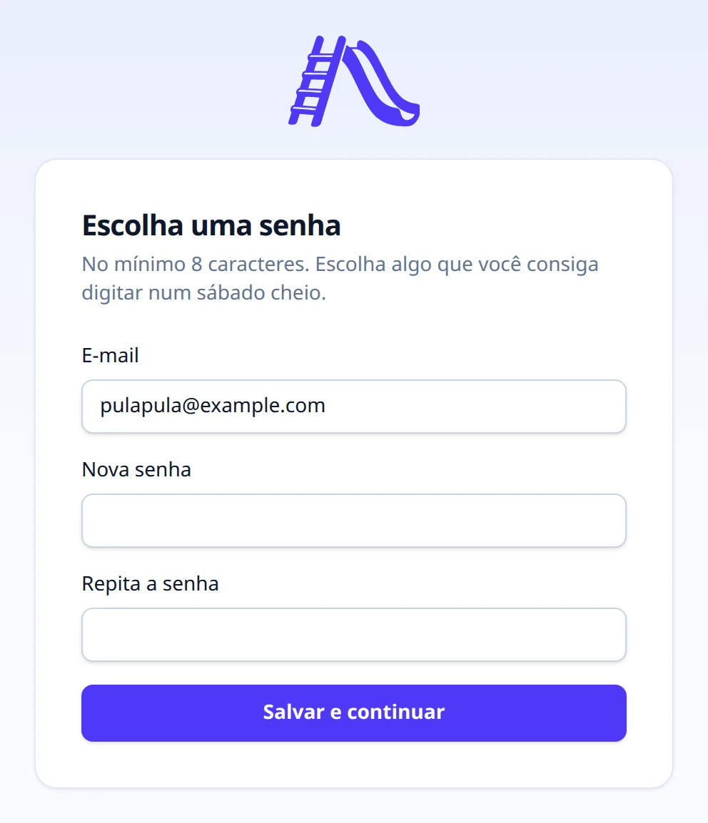 Página Escolha uma senha do portal, com o texto No mínimo 8 caracteres. Escolha algo que você consiga digitar num sábado cheio., o campo E-mail já preenchido com pulapula@example.com, os campos Nova senha e Repita a senha e o botão Salvar e continuar.