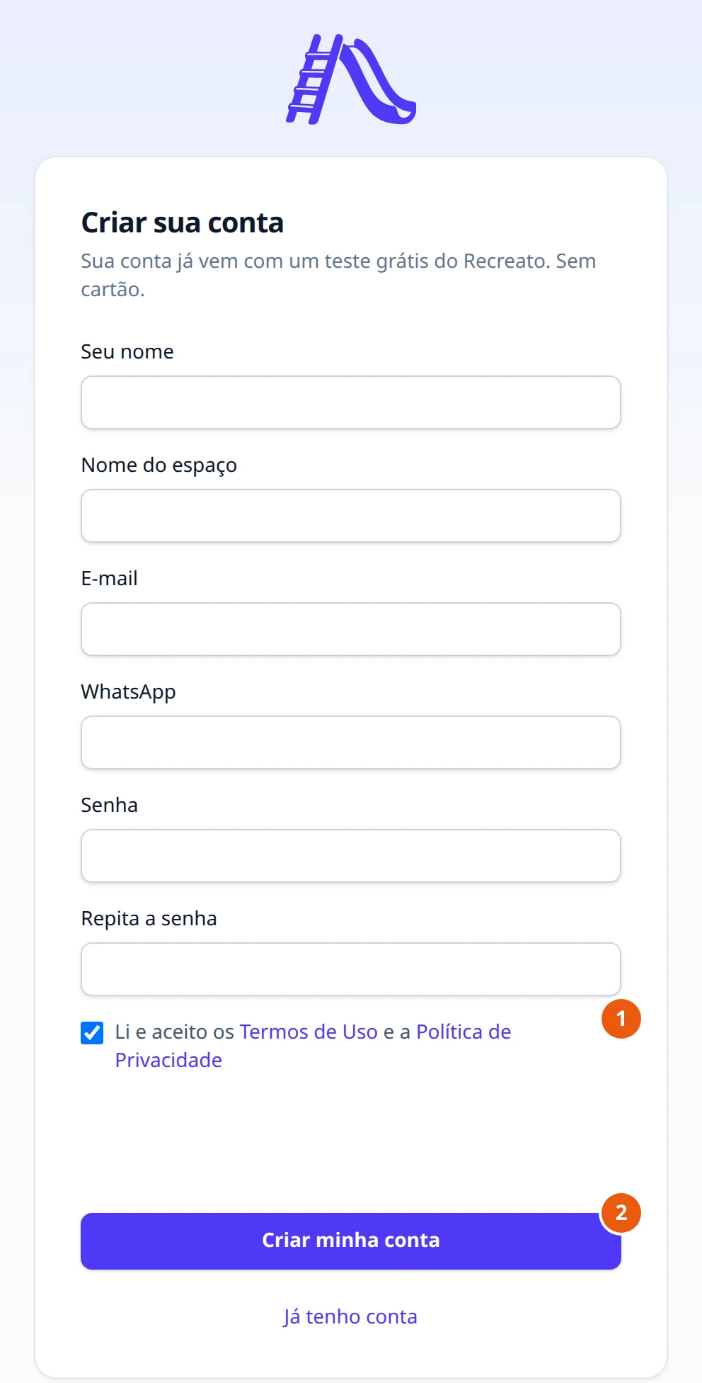 Página Criar sua conta do portal, com o texto Sua conta já vem com um teste grátis do Recreato. Sem cartão., os campos Seu nome, Nome do espaço, E-mail, WhatsApp, Senha e Repita a senha, a caixa marcada Li e aceito os Termos de Uso e a Política de Privacidade, com os dois nomes em link, e o botão Criar minha conta.