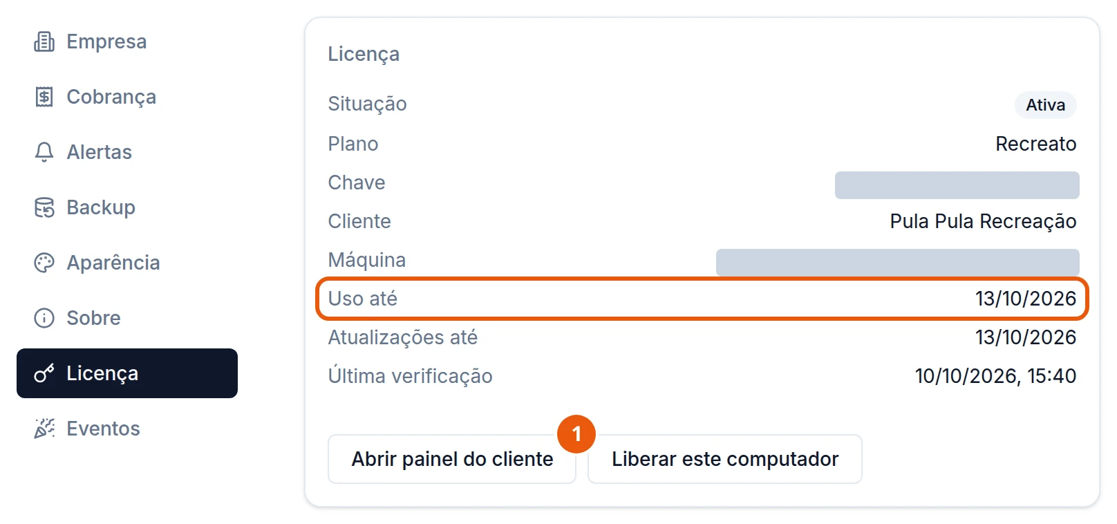 Configurações, seção Licença de uma assinatura que vence em três dias: Situação Ativa, Uso até 13/10/2026, Atualizações até 13/10/2026, Chave e Máquina cobertas por uma tarja, e os botões Abrir painel do cliente e Liberar este computador.