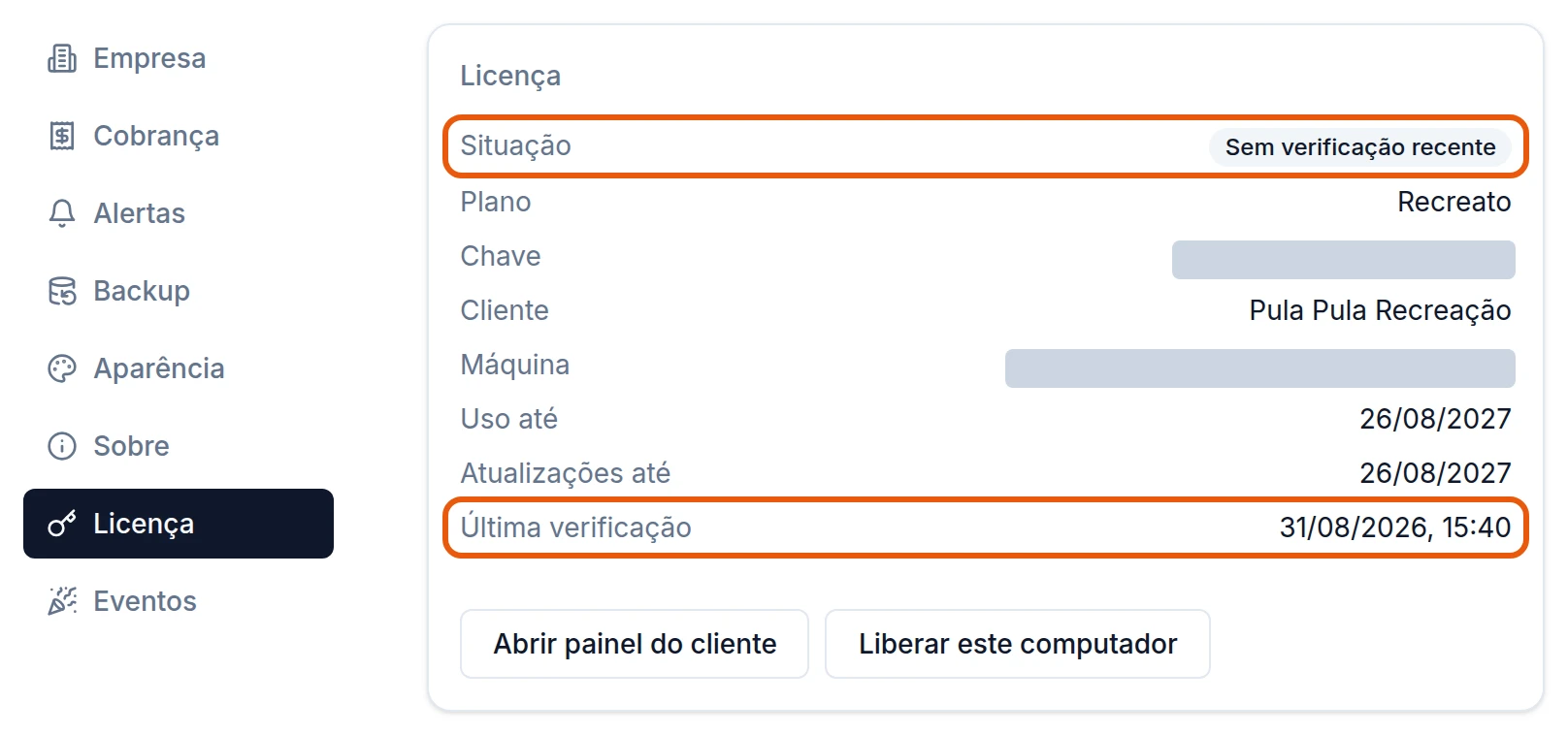 Configurações, seção Licença: Situação Sem verificação recente e Última verificação 31/08/2026, 15:40, as duas destacadas. Uso até 26/08/2027. Chave e Máquina cobertas por uma tarja. Embaixo, os botões Abrir painel do cliente e Liberar este computador.