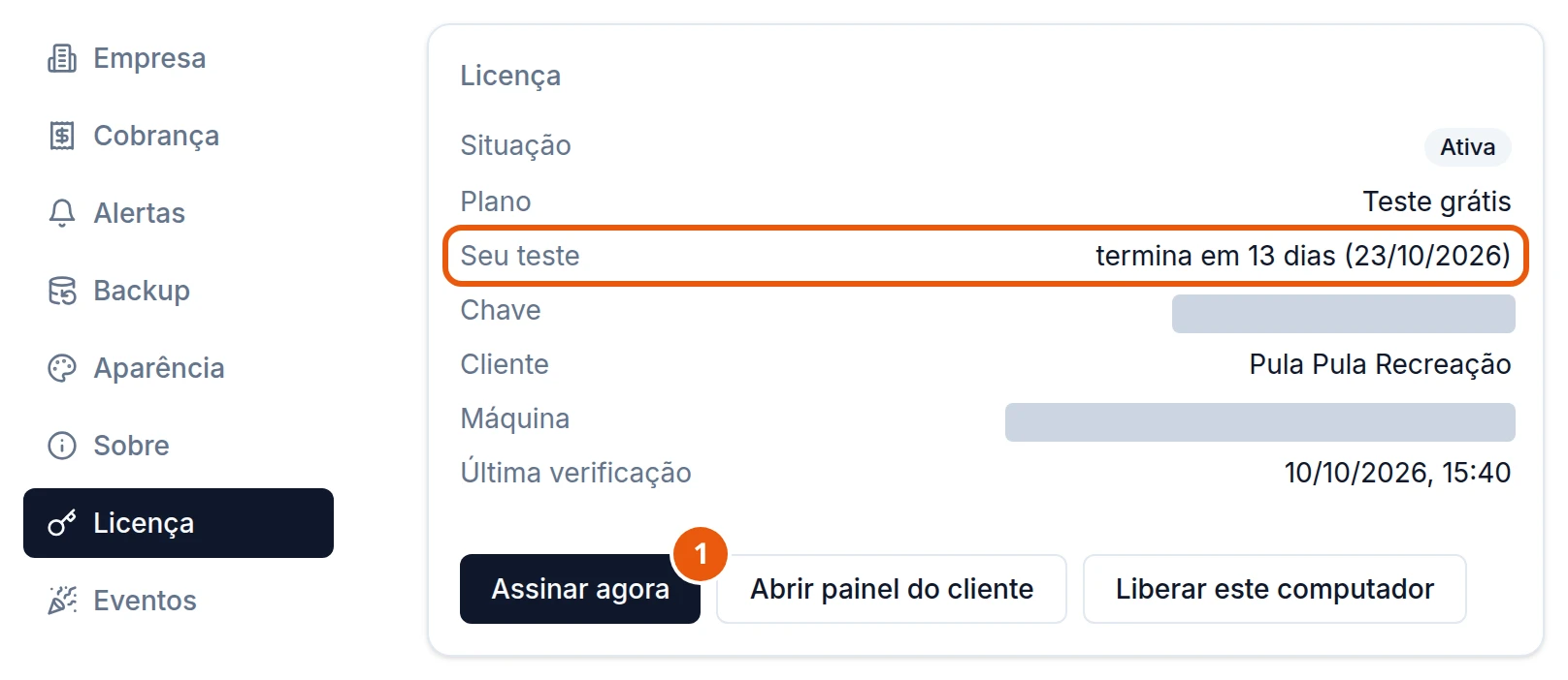 Configurações, seção Licença durante o teste: Situação Ativa, Plano Teste grátis, Seu teste termina em 13 dias (23/10/2026), Chave e Máquina cobertas por uma tarja, Cliente Pula Pula Recreação, Última verificação 10/10/2026, 15:40, e os botões Assinar agora, Abrir painel do cliente e Liberar este computador.
