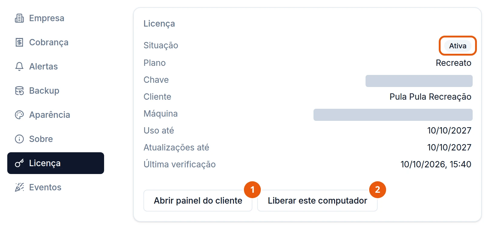Configurações, seção Licença: Situação Ativa, Plano Recreato, Chave e Máquina cobertas por uma tarja, Cliente Pula Pula Recreação, Uso até 10/10/2027, Atualizações até 10/10/2027, Última verificação 10/10/2026, 15:40, e os botões Abrir painel do cliente e Liberar este computador.